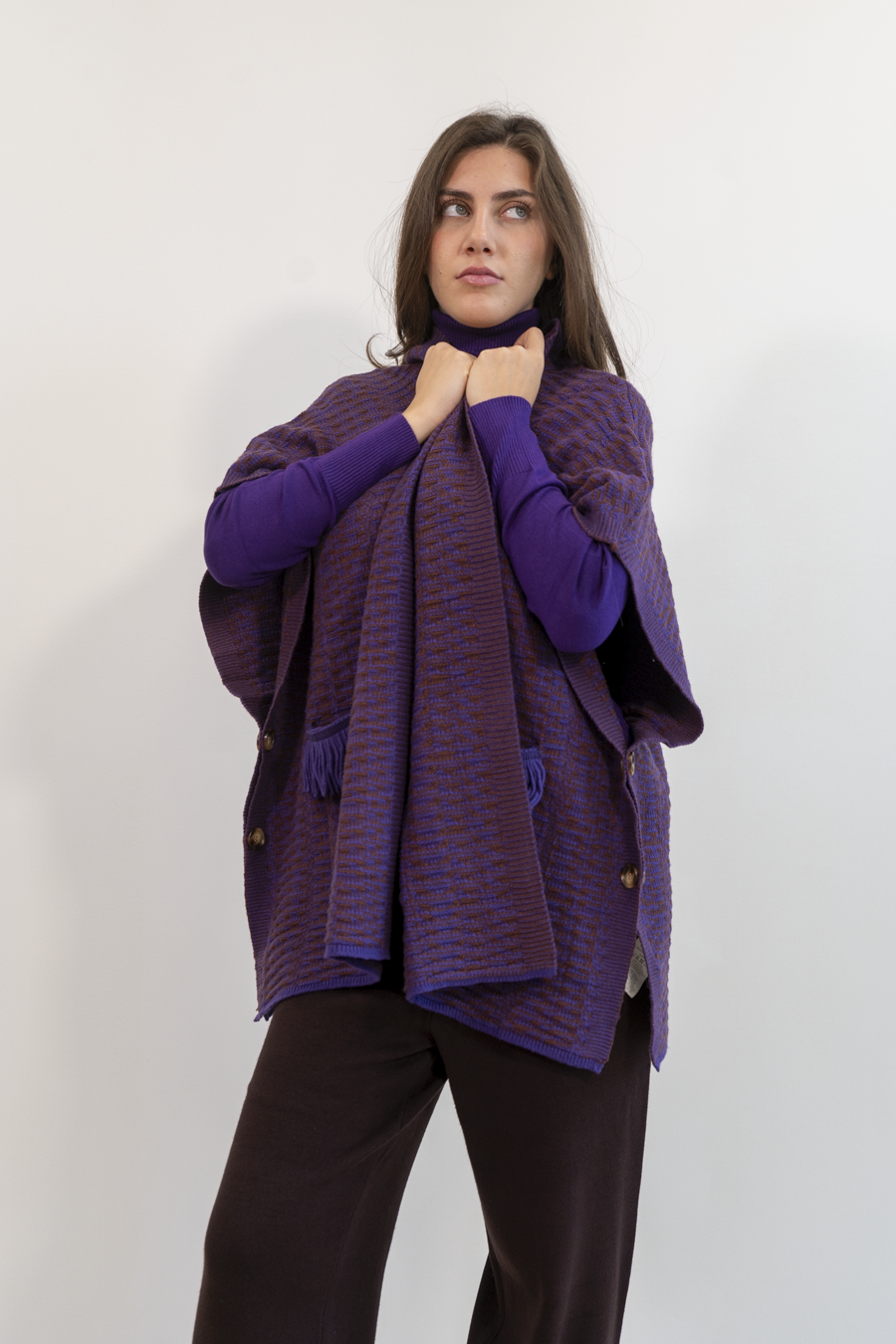 PONCHO CON DETTAGLIO IN RILIEVO E FRANGE