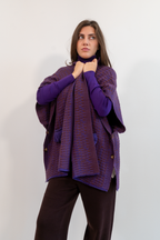 PONCHO CON DETTAGLIO IN RILIEVO E FRANGE