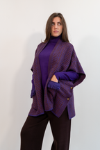 PONCHO CON DETTAGLIO IN RILIEVO E FRANGE