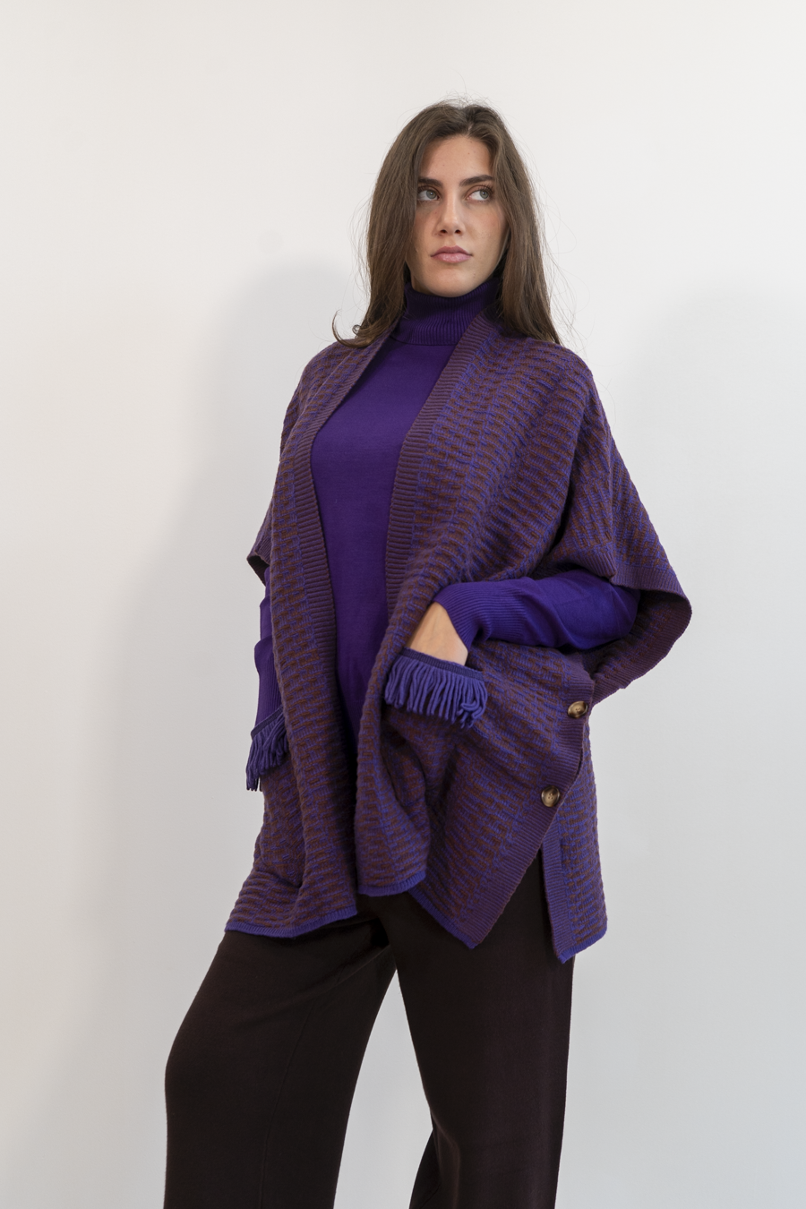 PONCHO CON DETTAGLIO IN RILIEVO E FRANGE