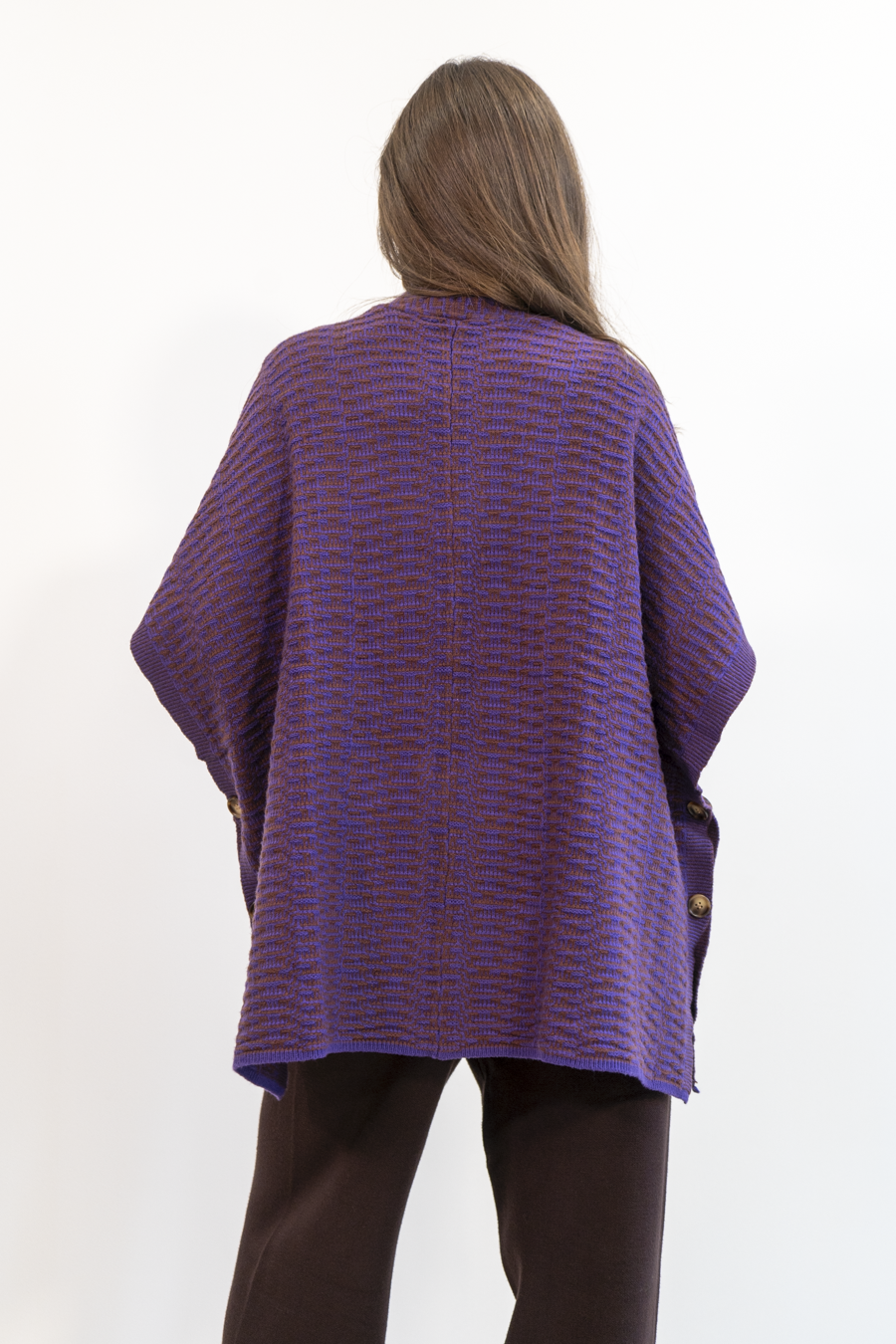 PONCHO CON DETTAGLIO IN RILIEVO E FRANGE