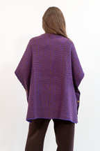PONCHO CON DETTAGLIO IN RILIEVO E FRANGE