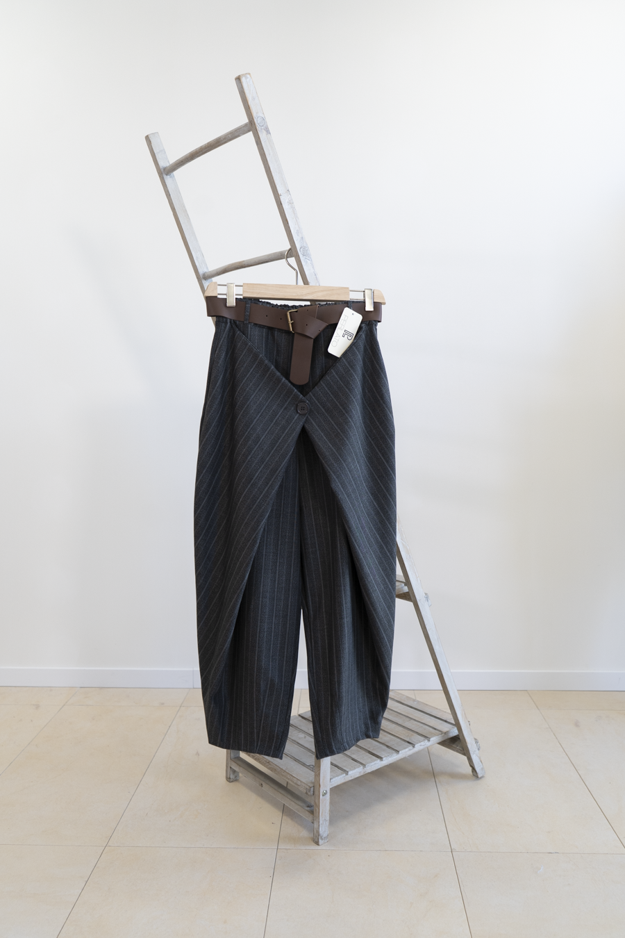 PANTALONE GESSATO ASSIMMETRICO